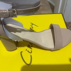 Tan heels - size 9 Nine West